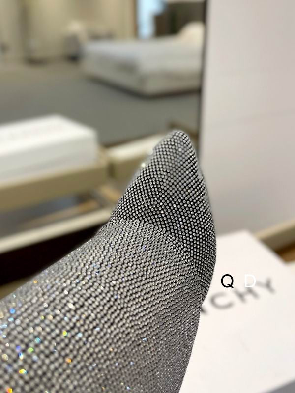 Botas hasta la rodilla adornadas con cristales