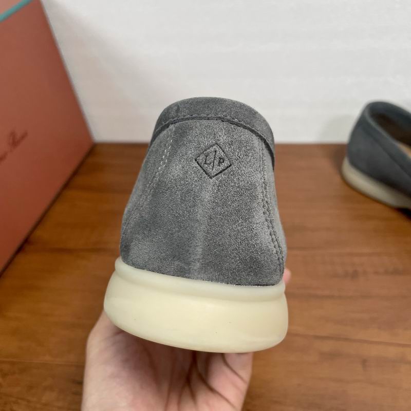 Graue Wildleder-Slipper