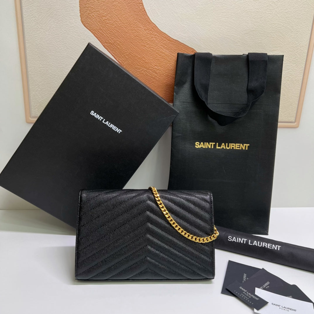 Gesteppte Ledergeldbörse mit Kette