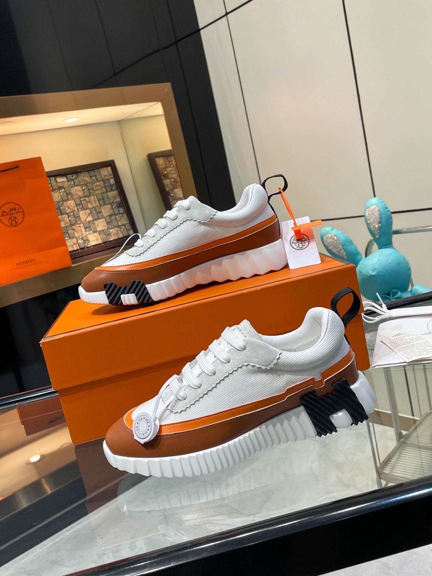 H-gestreifte Leder-Sneaker