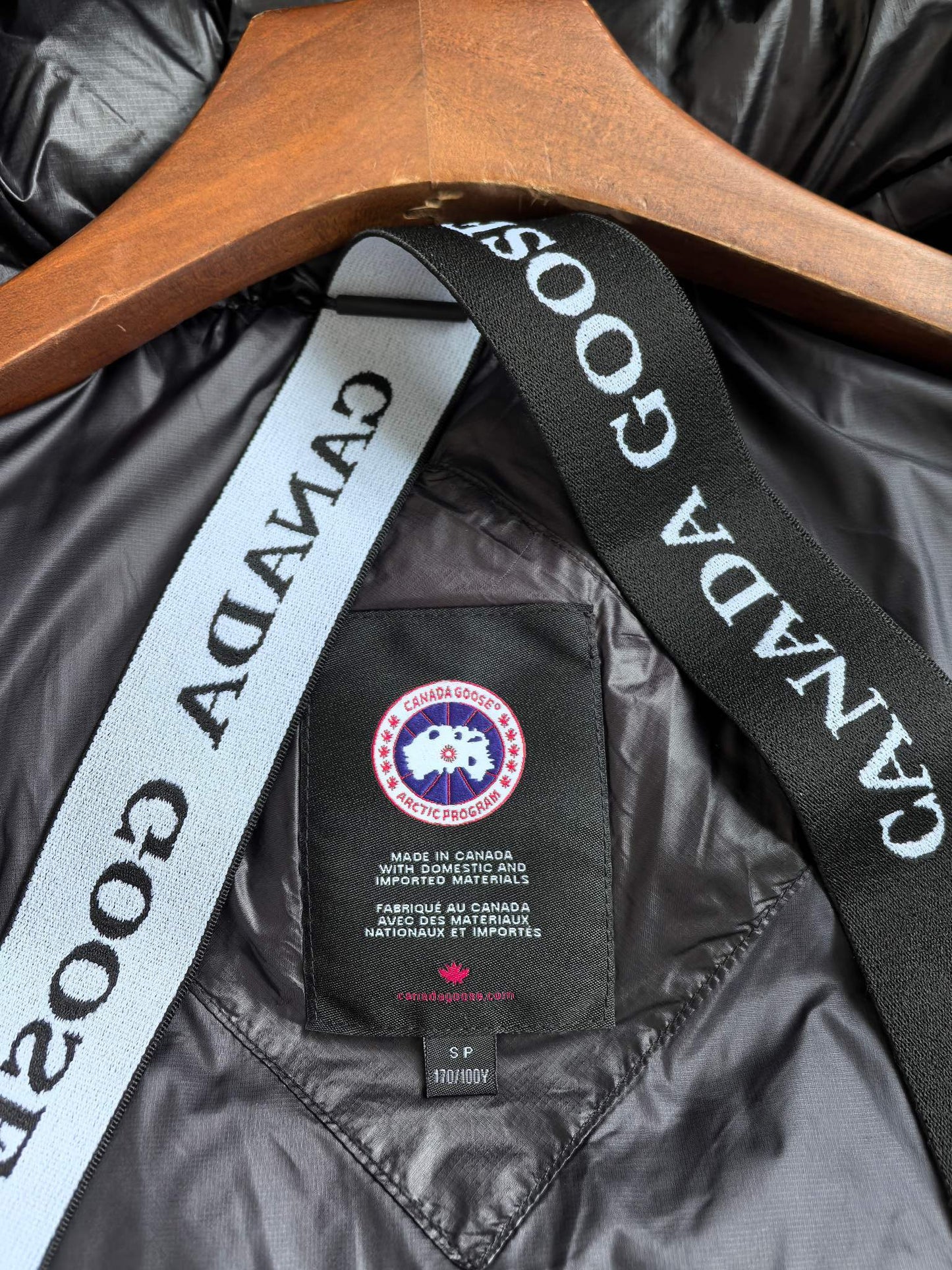 Glänzende Daunenjacke