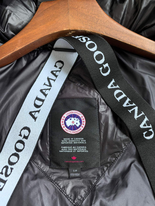 Glänzende Daunenjacke