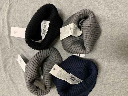 Gorro acanalado con detalle de lente