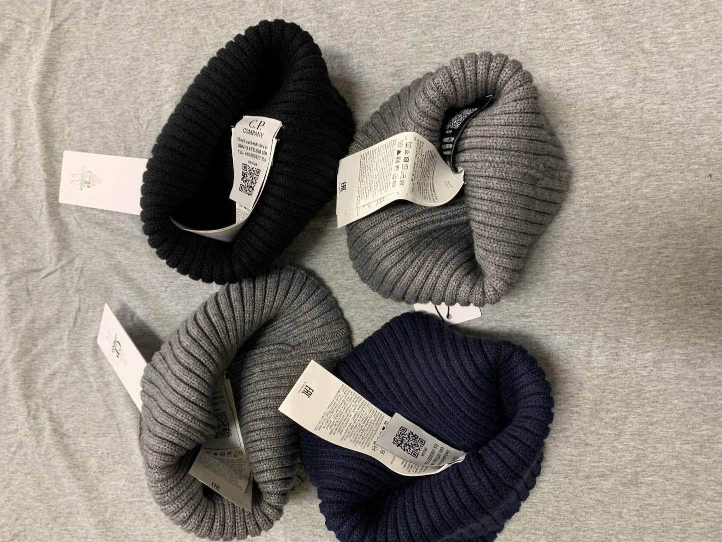 Gorro acanalado con detalle de lente