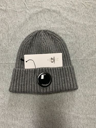 Gorro acanalado con detalle de lente