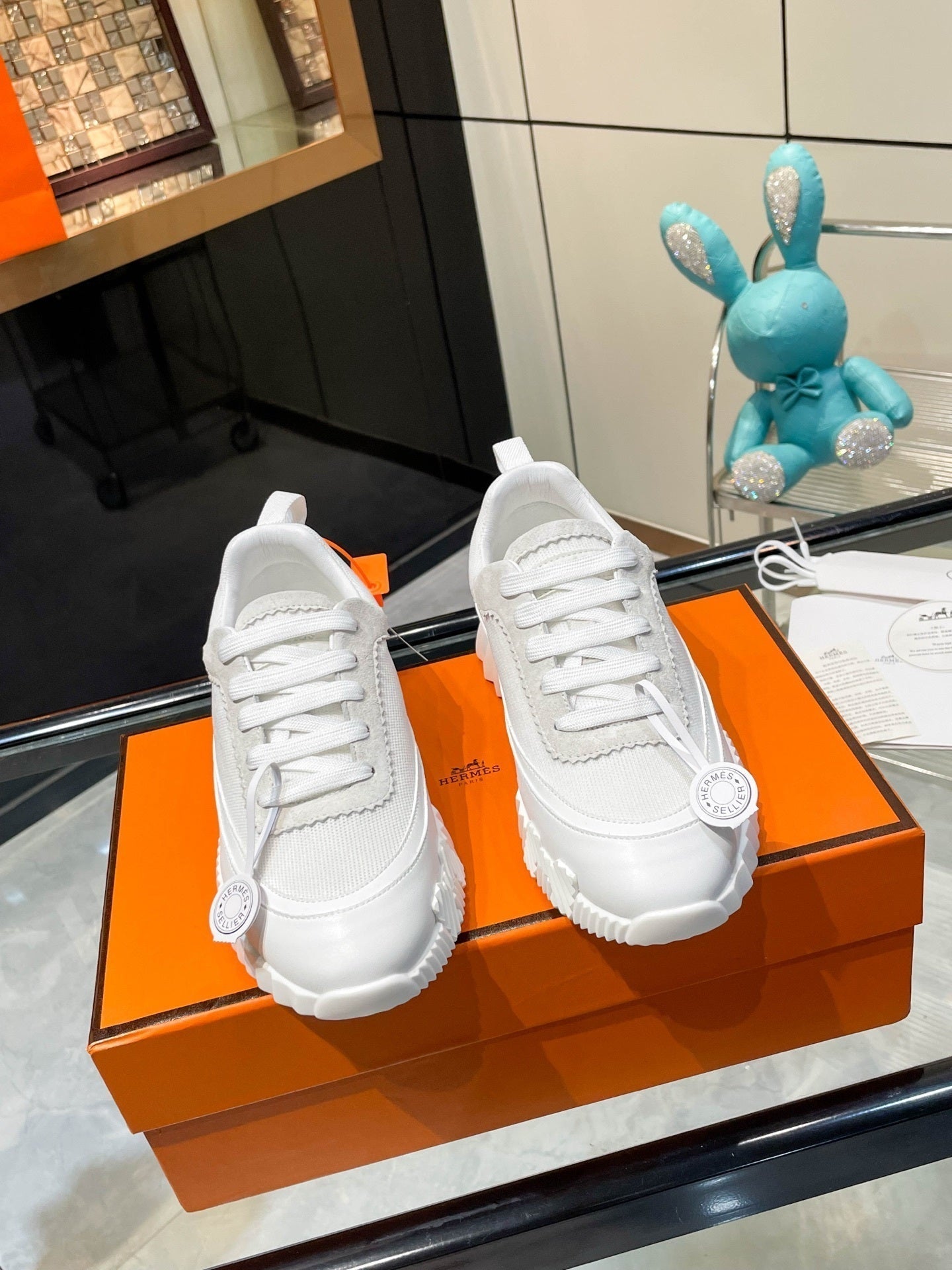 H-gestreifte Leder-Sneaker