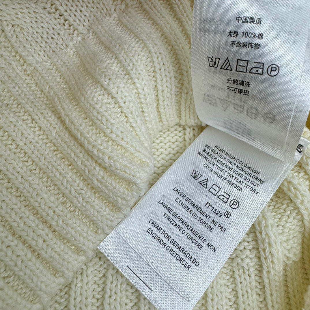 Klassischer V-Ausschnitt-Pullover