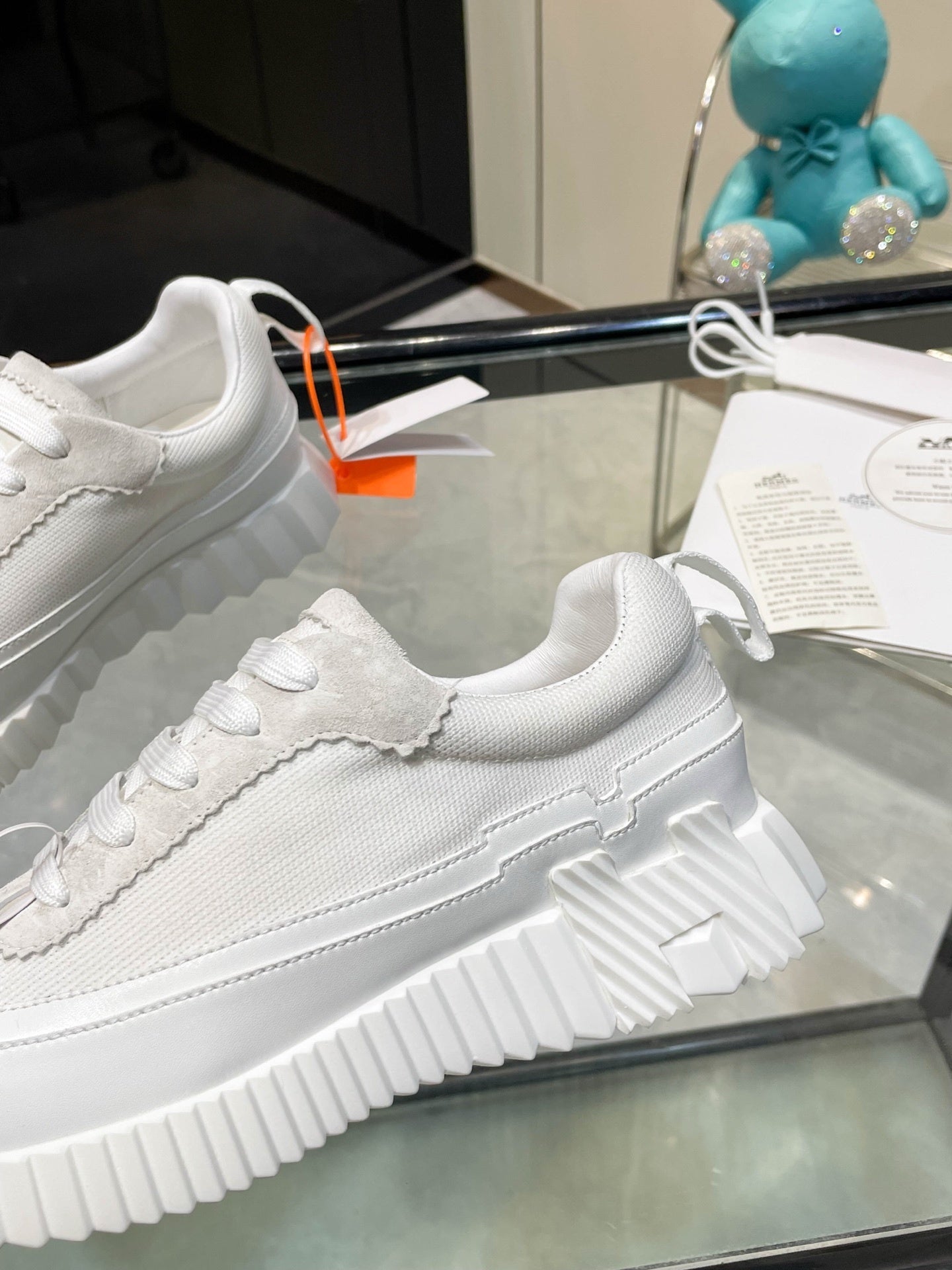 H-gestreifte Leder-Sneaker