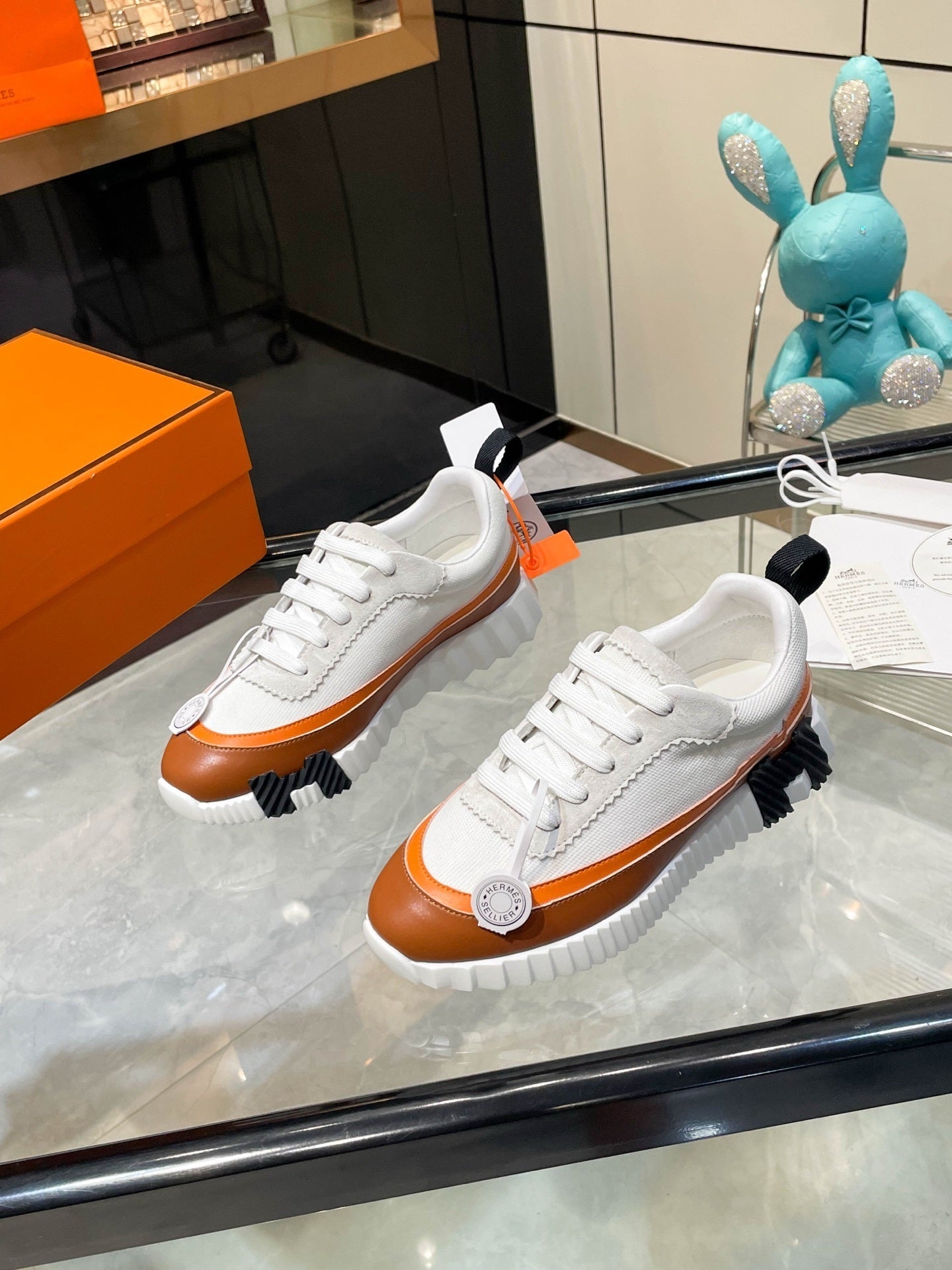 H-gestreifte Leder-Sneaker