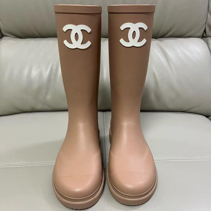 Botas de goma virales desnudas