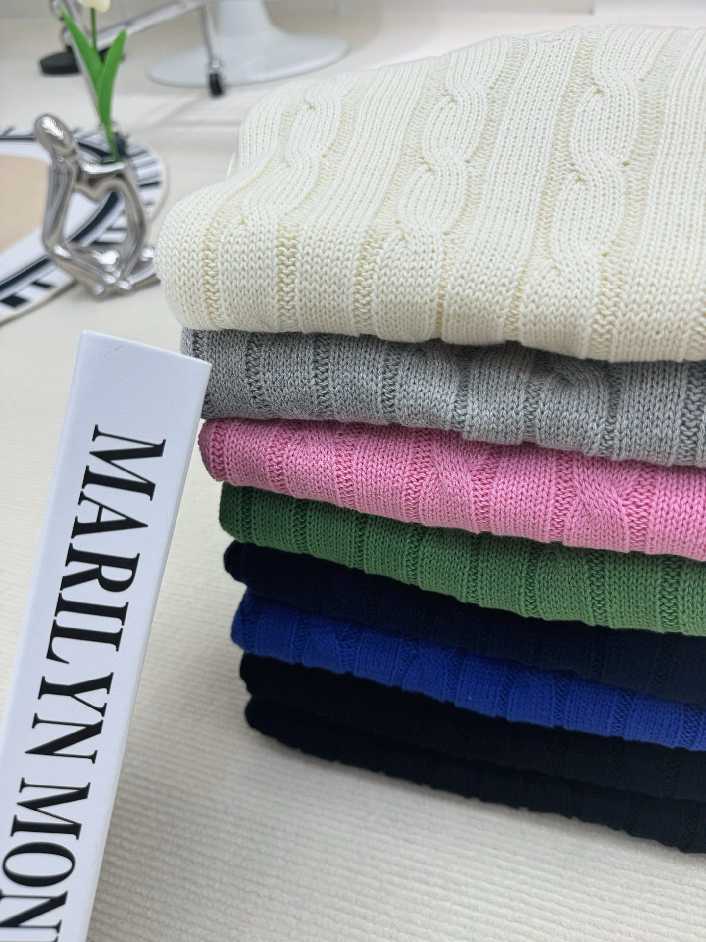 Klassischer V-Ausschnitt-Pullover