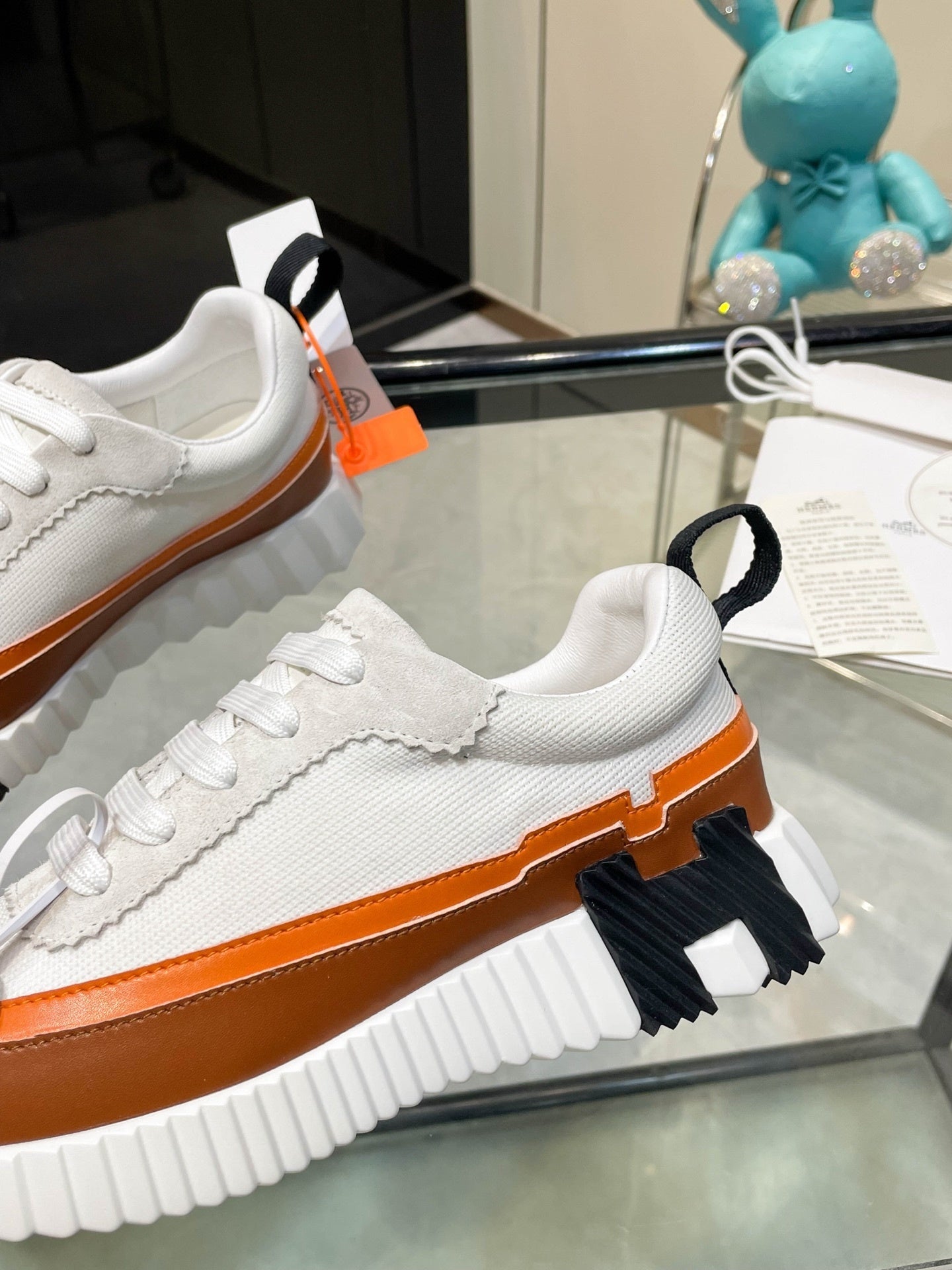 H-gestreifte Leder-Sneaker