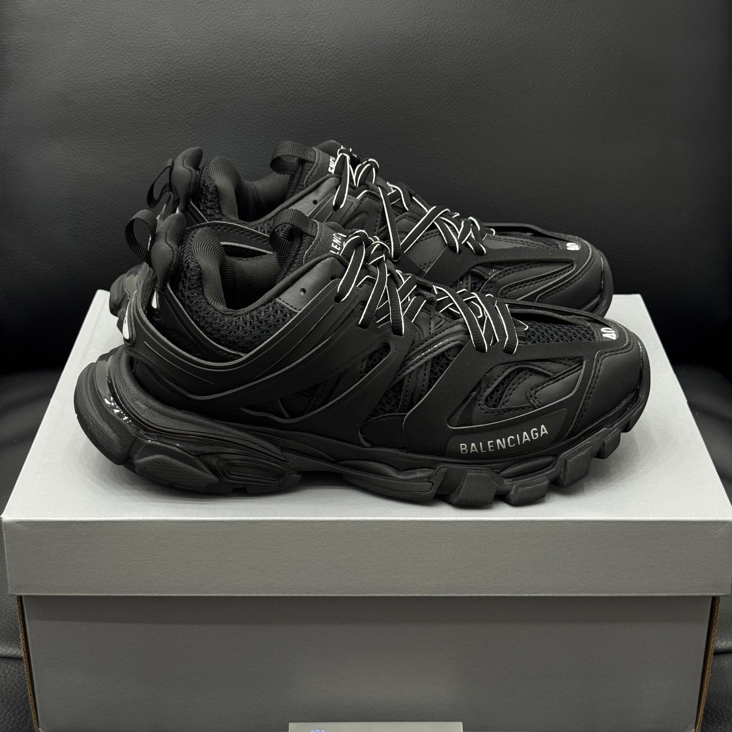 Premium-Sneaker mit Stickerei