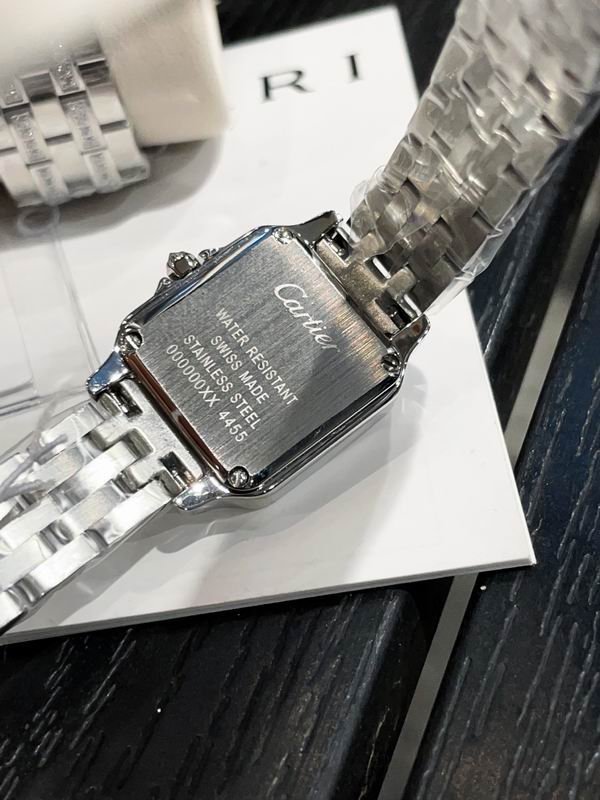 Luxusuhr mit quadratischem Diamanten