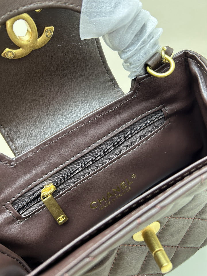 Mini-Tasche aus schokoladenbraunem Leder