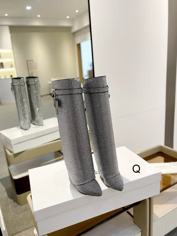 Botas hasta la rodilla adornadas con cristales