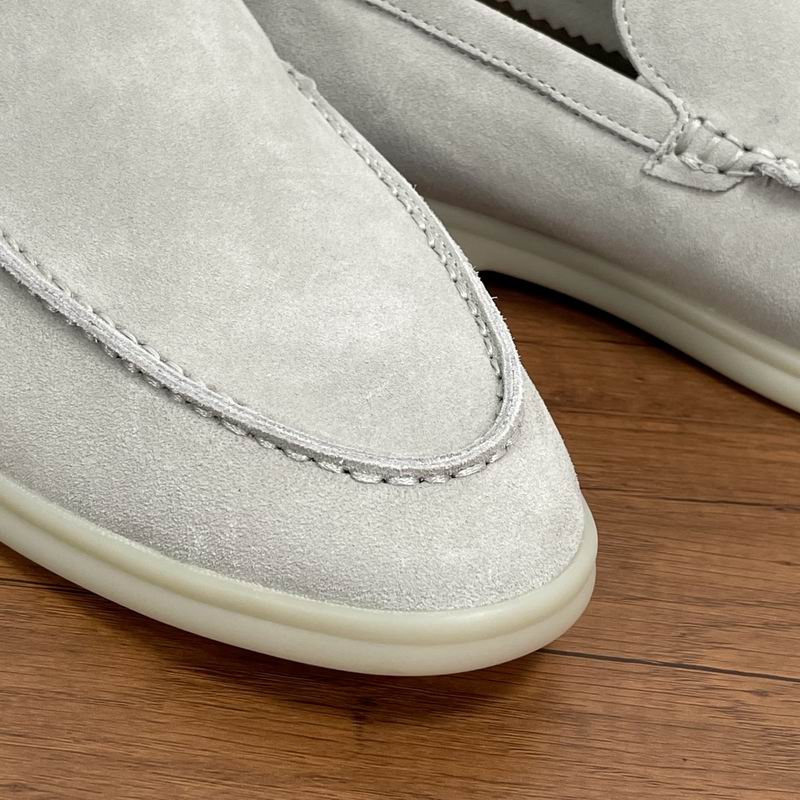 Weiße Wildleder-Slipper