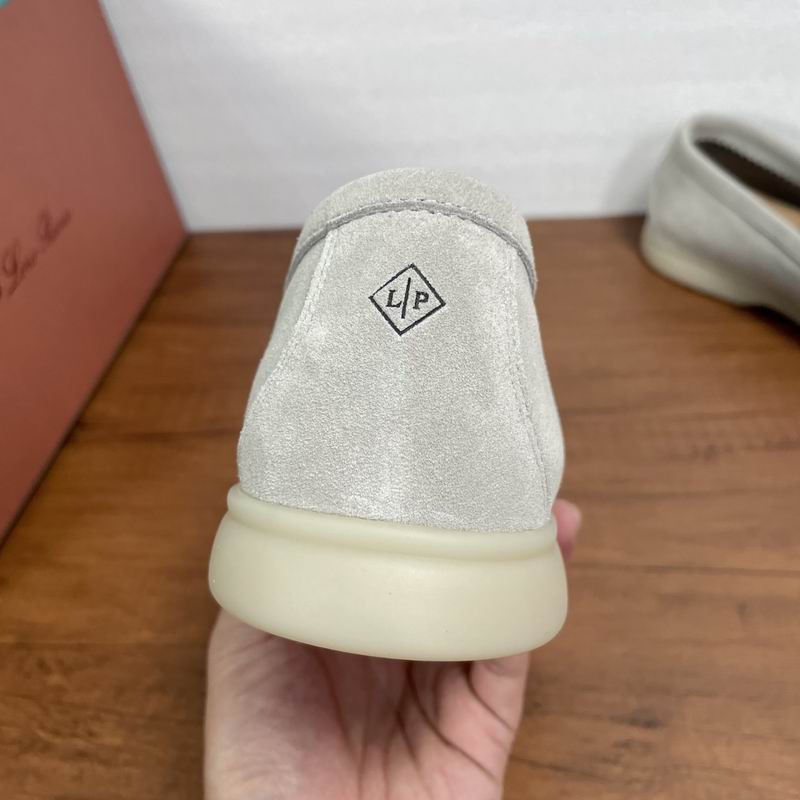 Weiße Wildleder-Slipper