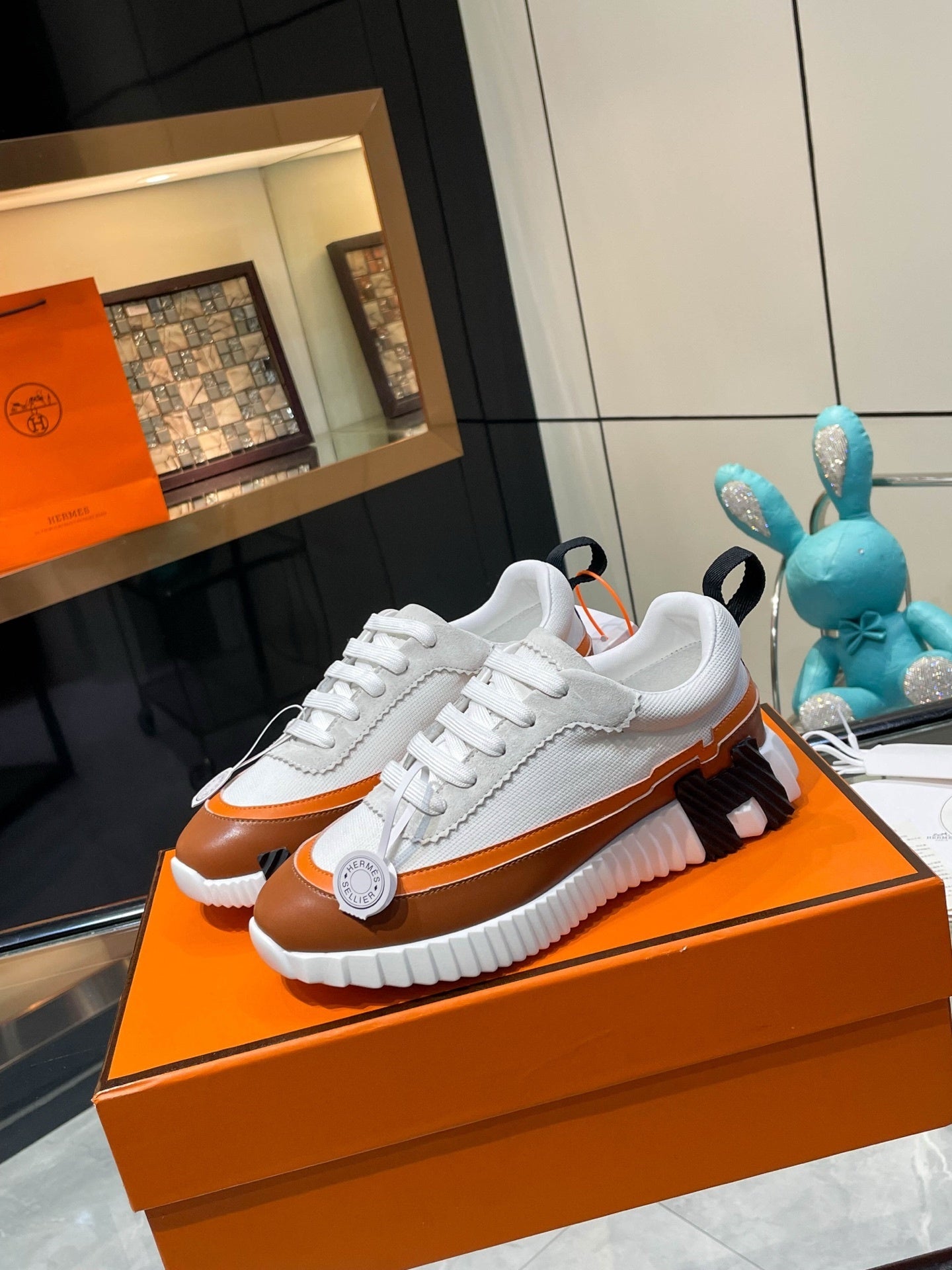 H-gestreifte Leder-Sneaker