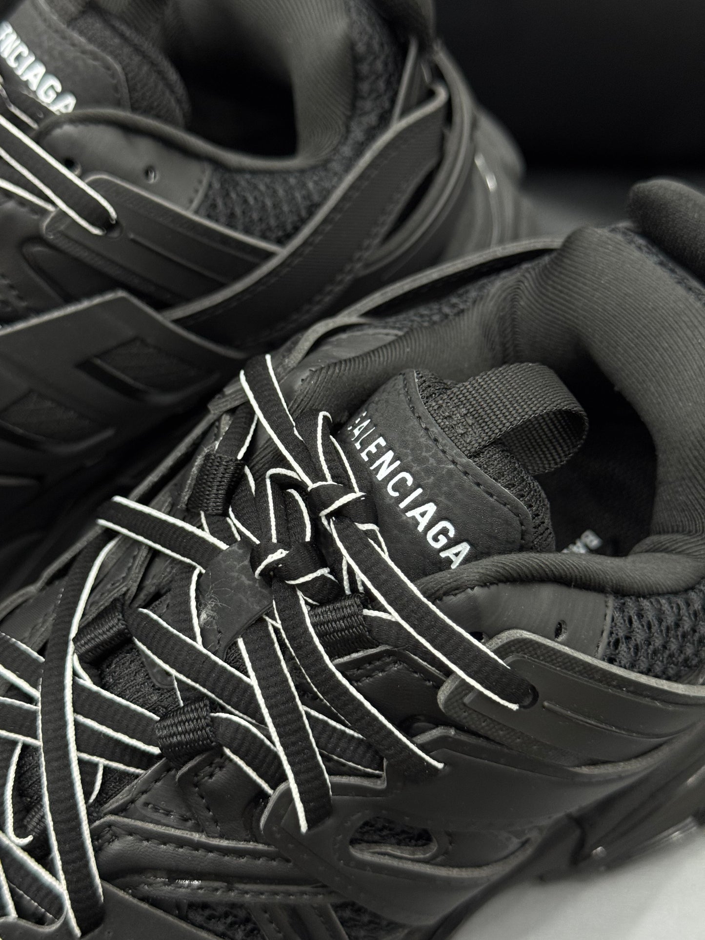 Premium-Sneaker mit Stickerei