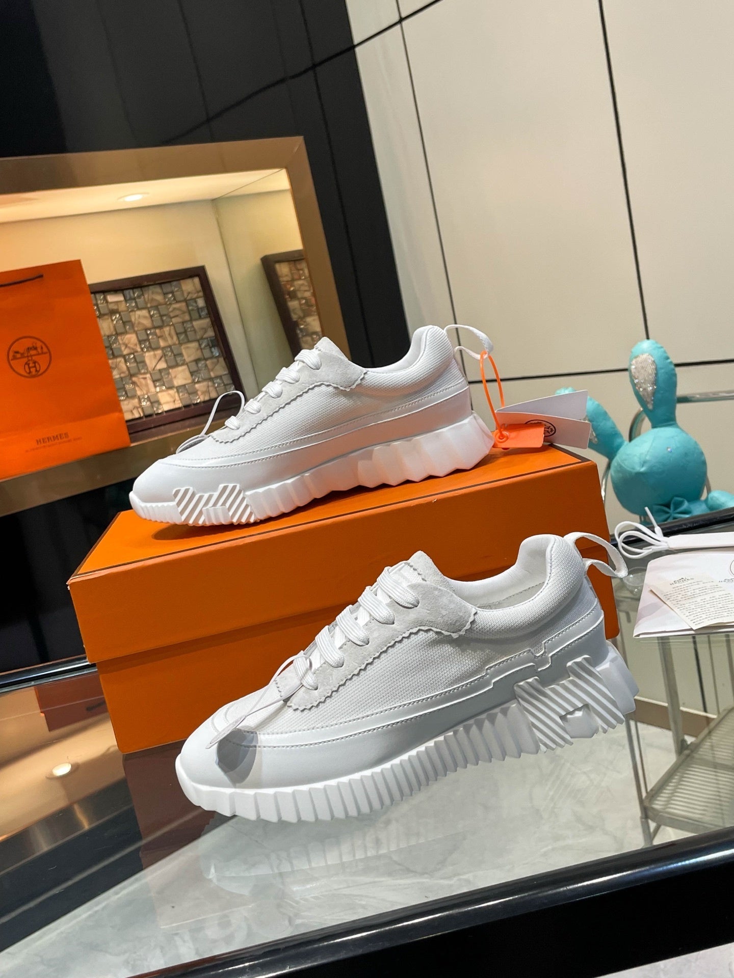 H-gestreifte Leder-Sneaker