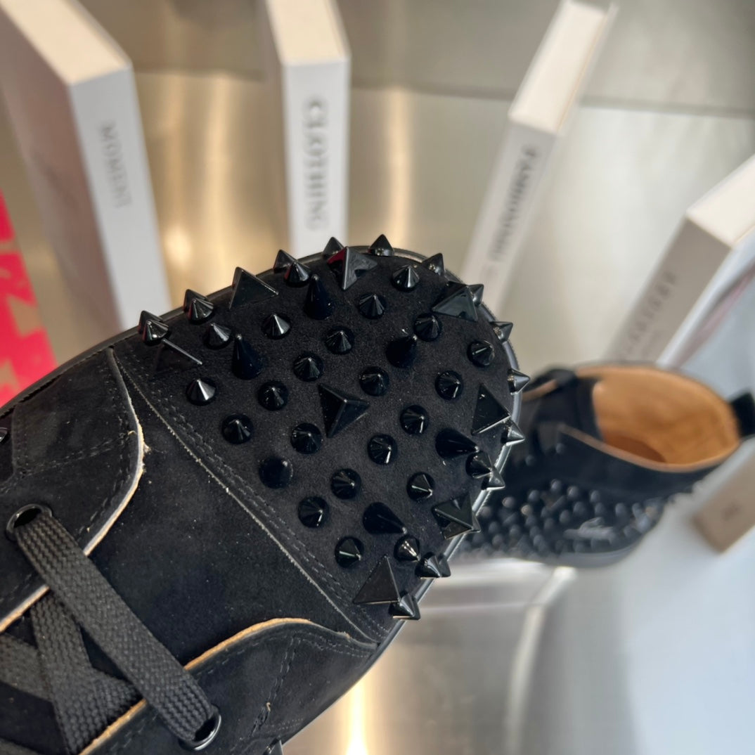 Schwarze High-Top-Sneaker mit Nieten von Sheep King