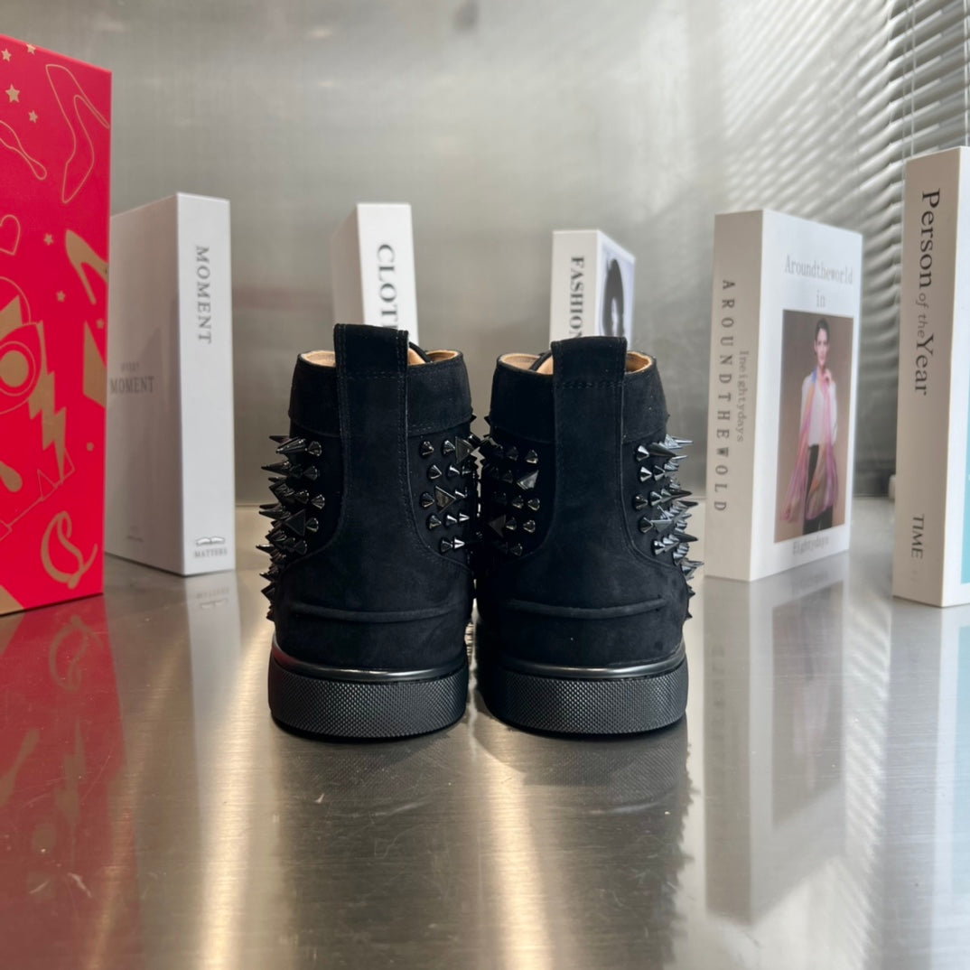 Schwarze High-Top-Sneaker mit Nieten von Sheep King