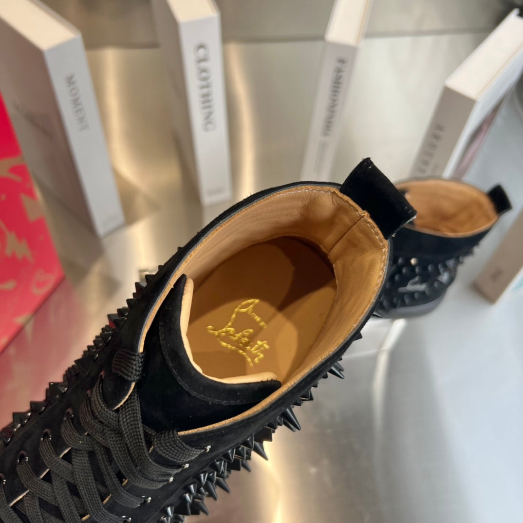 Schwarze High-Top-Sneaker mit Nieten von Sheep King