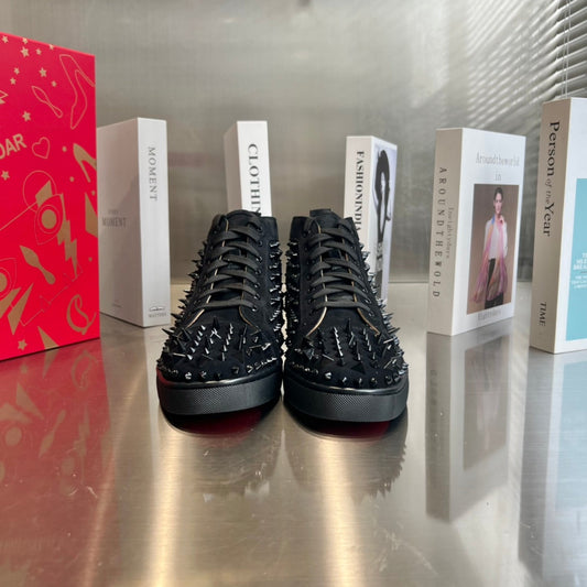 Schwarze High-Top-Sneaker mit Nieten von Sheep King