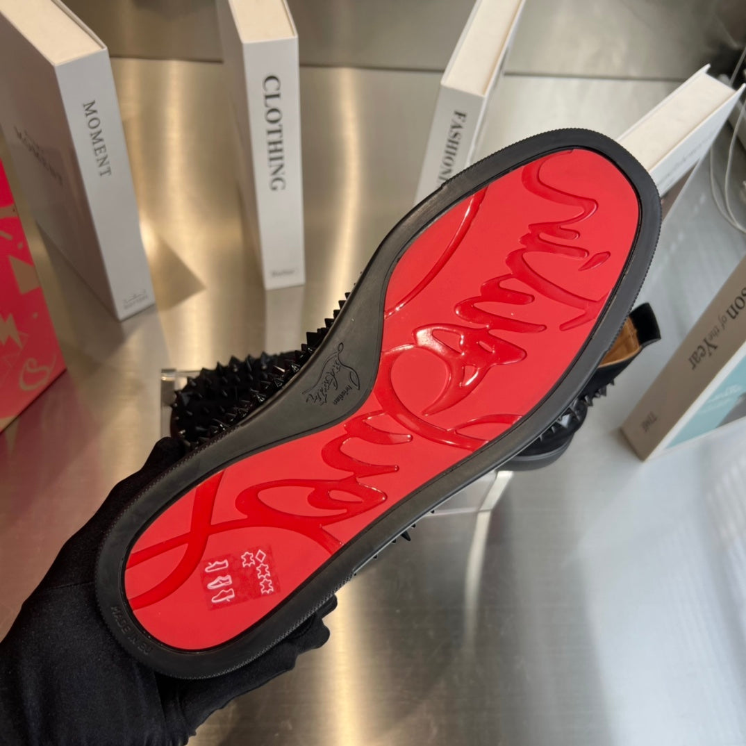 Schwarze High-Top-Sneaker mit Nieten von Sheep King