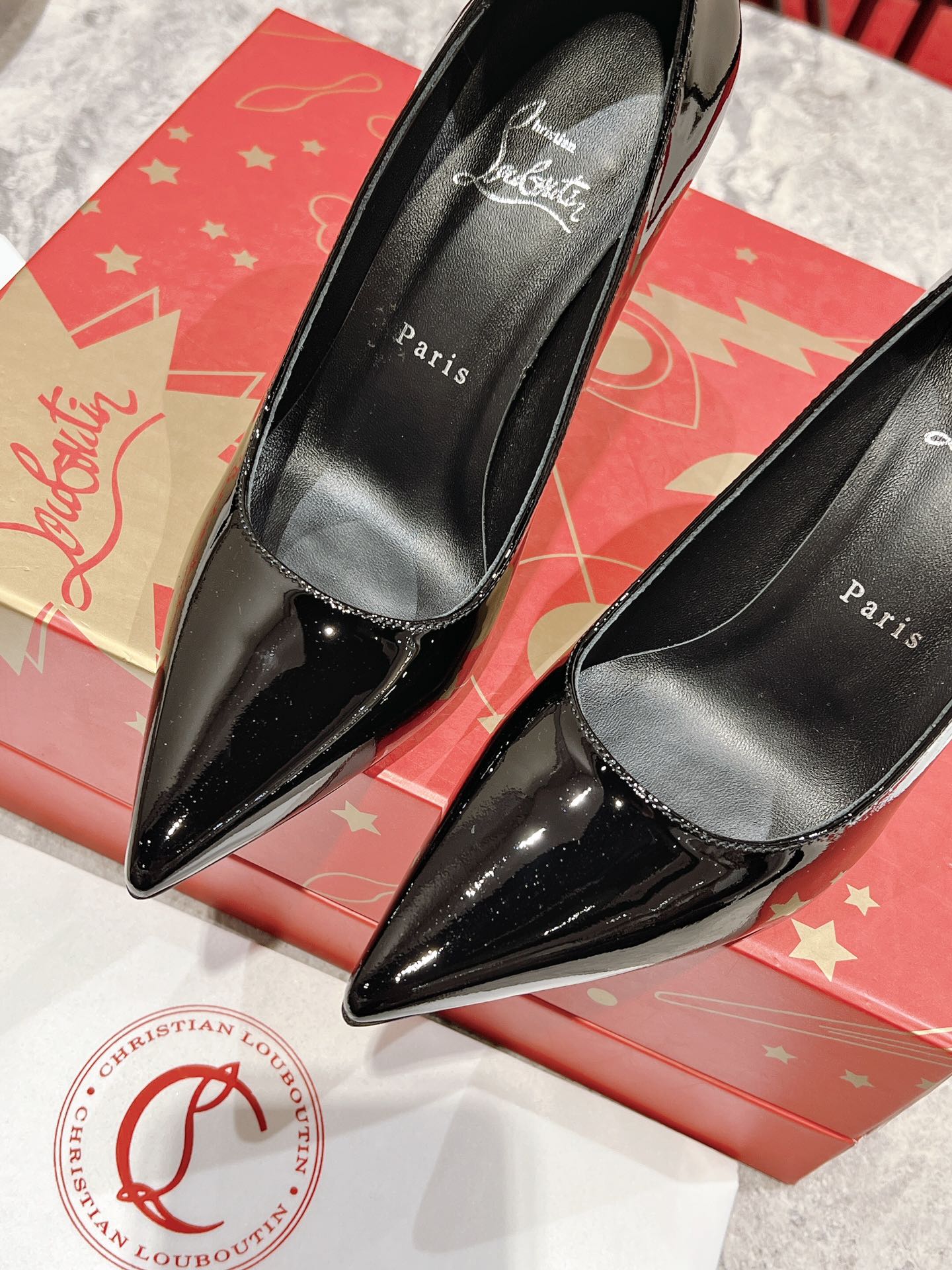 BLACK POINTED-TOE PUMPS