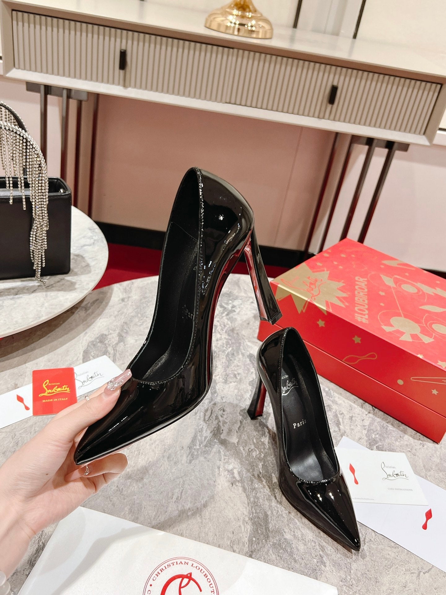 BLACK POINTED-TOE PUMPS