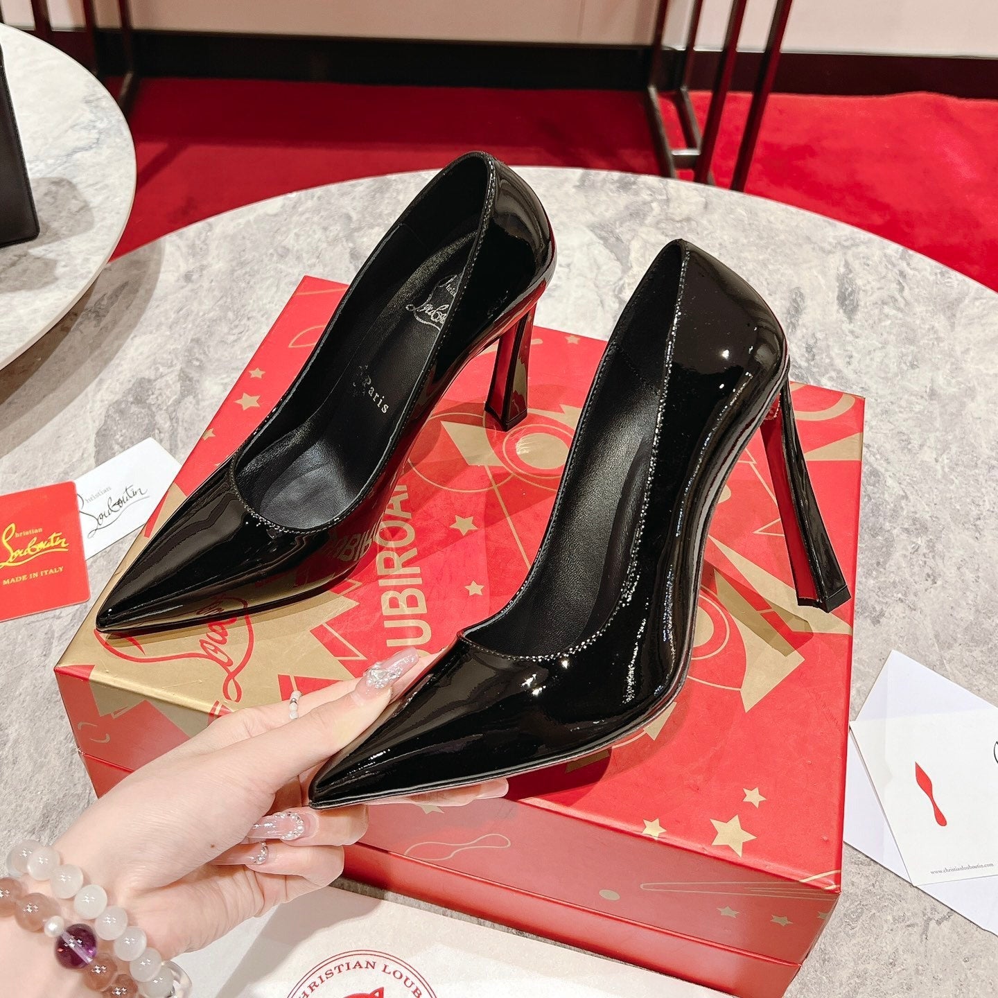 BLACK POINTED-TOE PUMPS