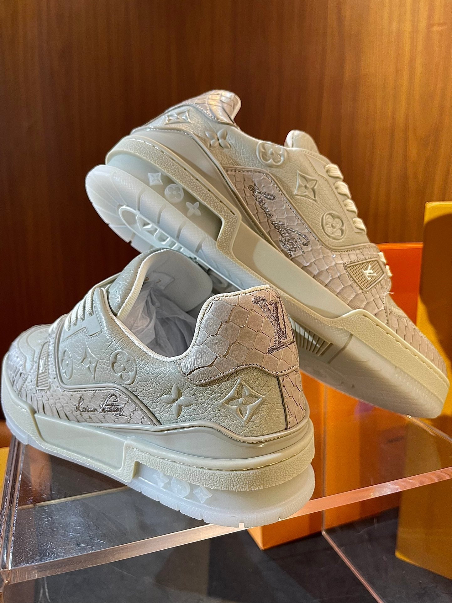 Sneaker in limitierter Auflage mit Schlangenmuster-Stickerei