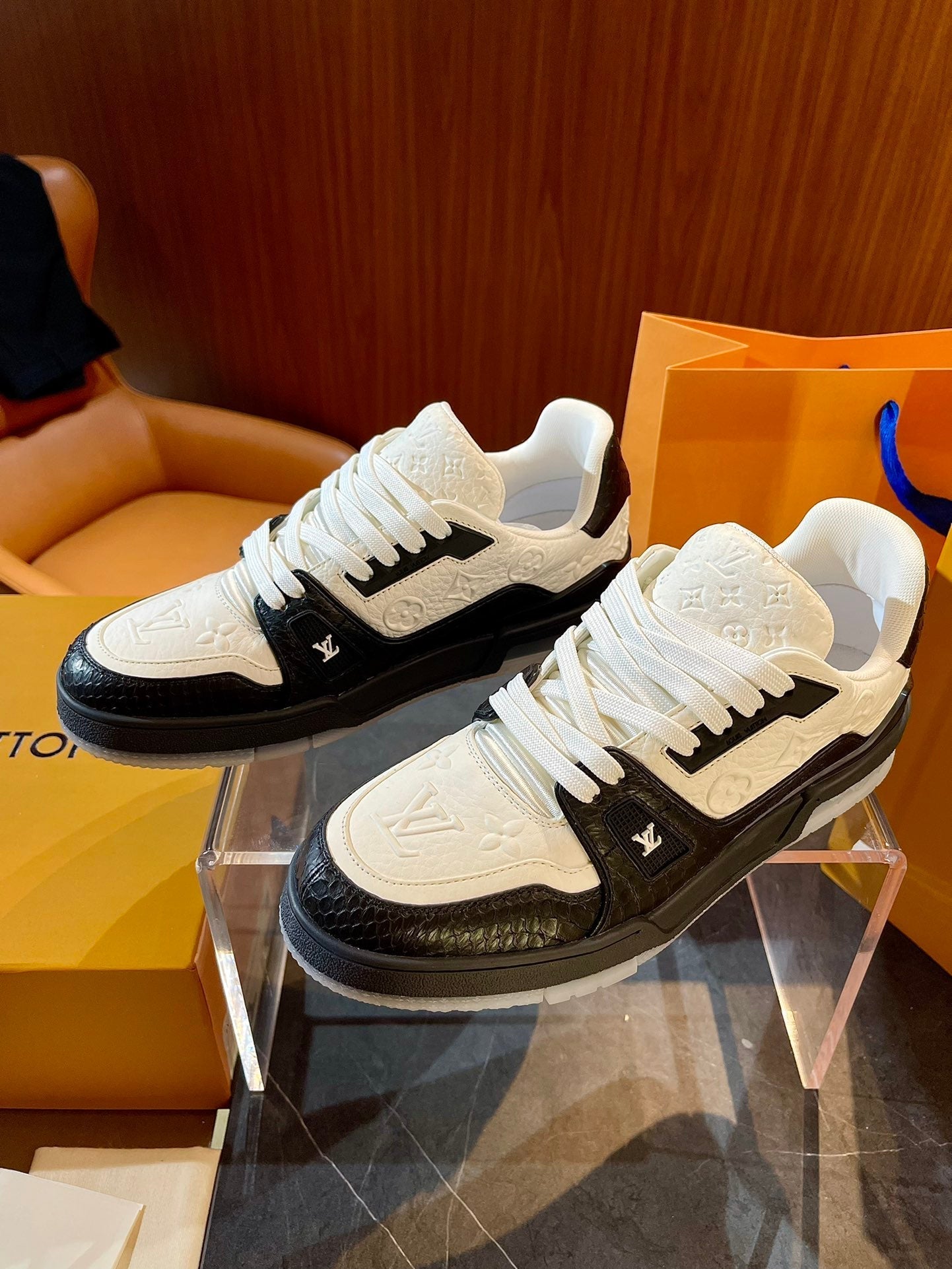 Sneaker in limitierter Auflage mit Schlangenmuster-Stickerei