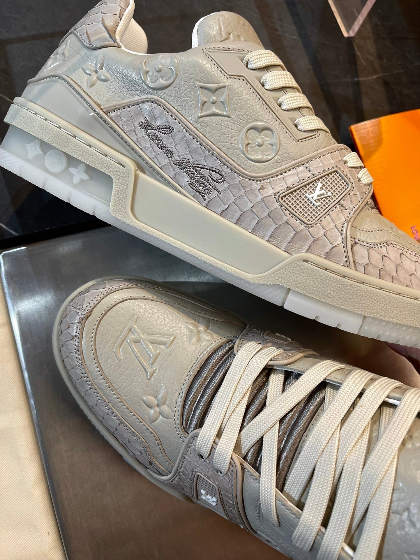 Sneaker in limitierter Auflage mit Schlangenmuster-Stickerei
