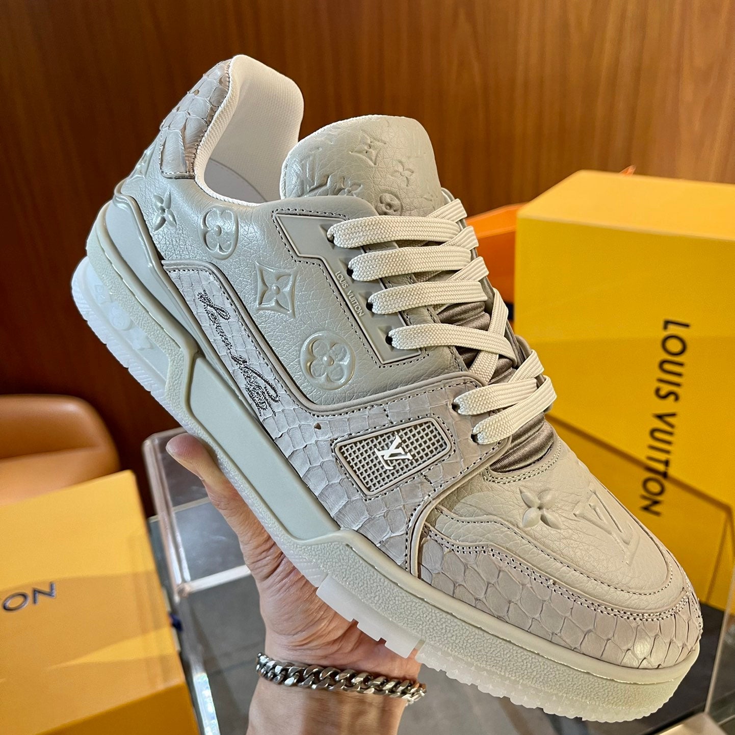 Sneaker in limitierter Auflage mit Schlangenmuster-Stickerei