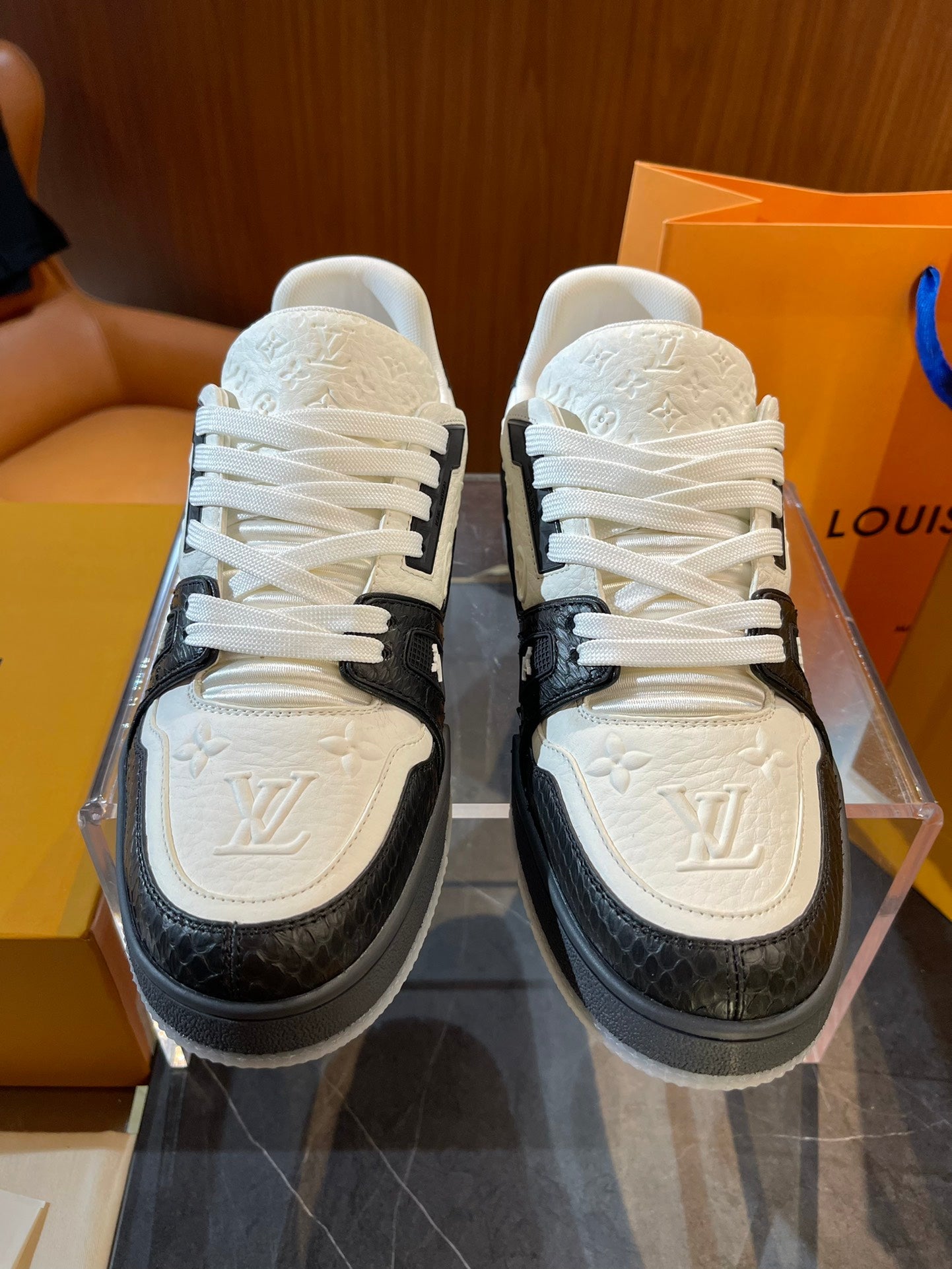 Sneaker in limitierter Auflage mit Schlangenmuster-Stickerei
