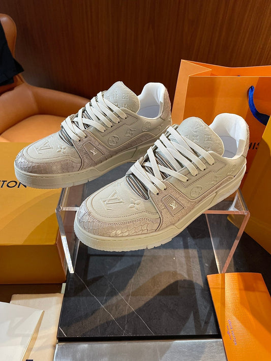 Sneaker in limitierter Auflage mit Schlangenmuster-Stickerei