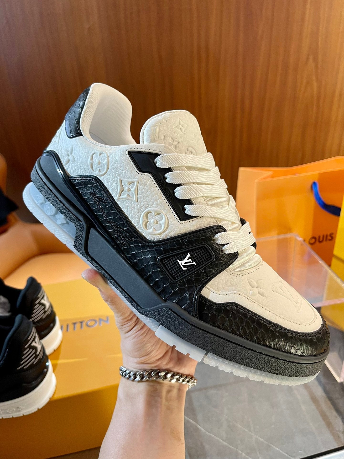 Sneaker in limitierter Auflage mit Schlangenmuster-Stickerei