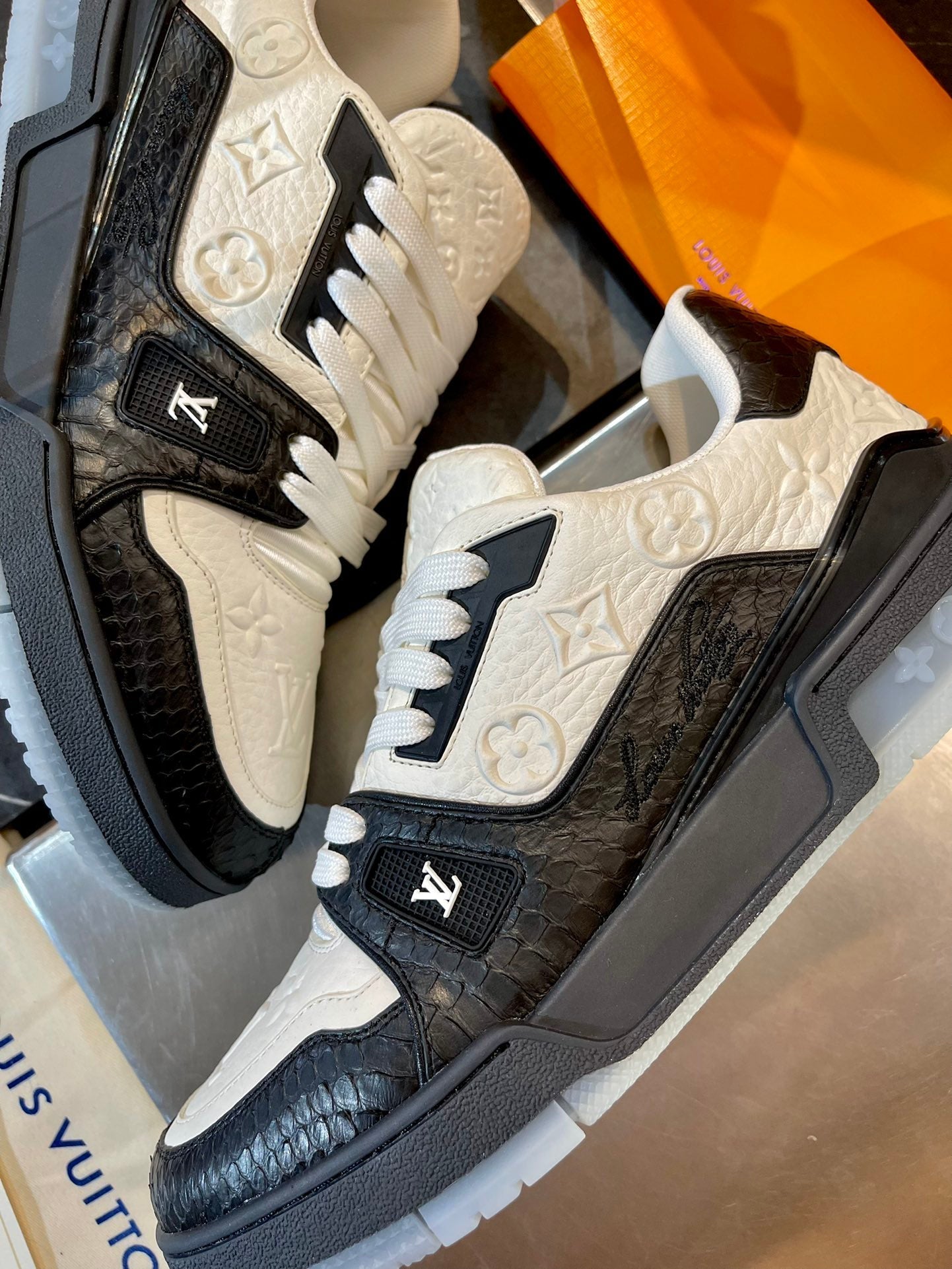 Sneaker in limitierter Auflage mit Schlangenmuster-Stickerei