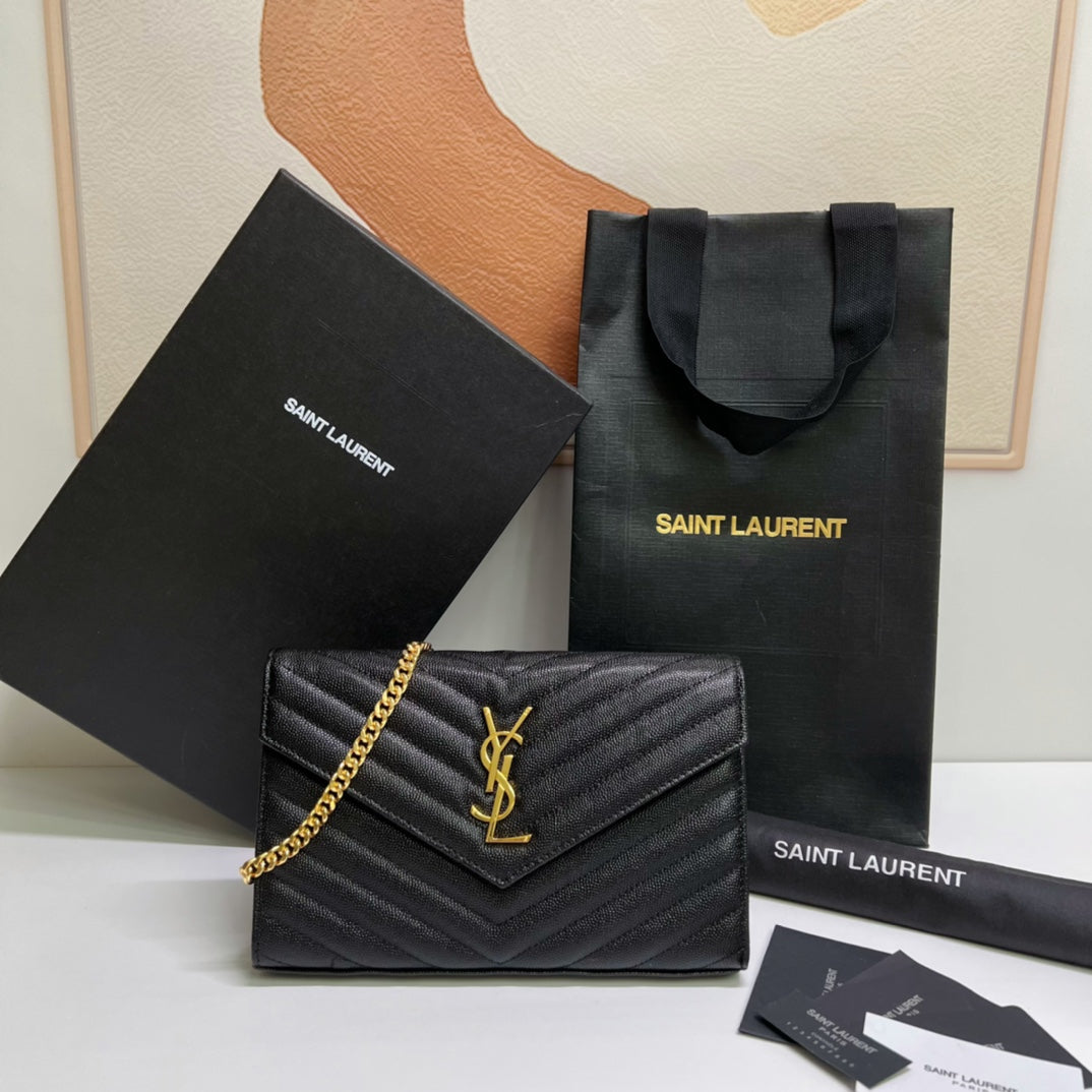 Gesteppte Ledergeldbörse mit Kette