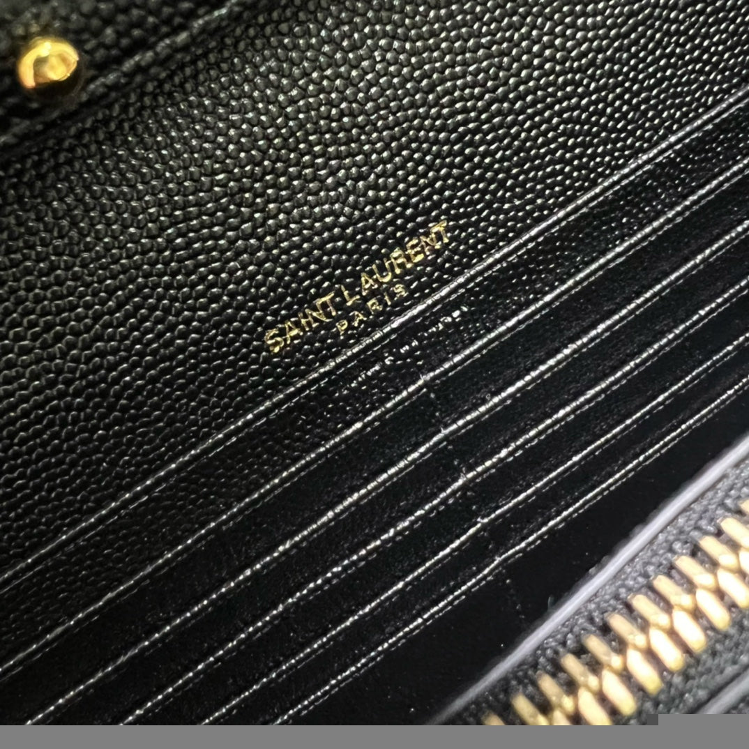 Gesteppte Ledergeldbörse mit Kette