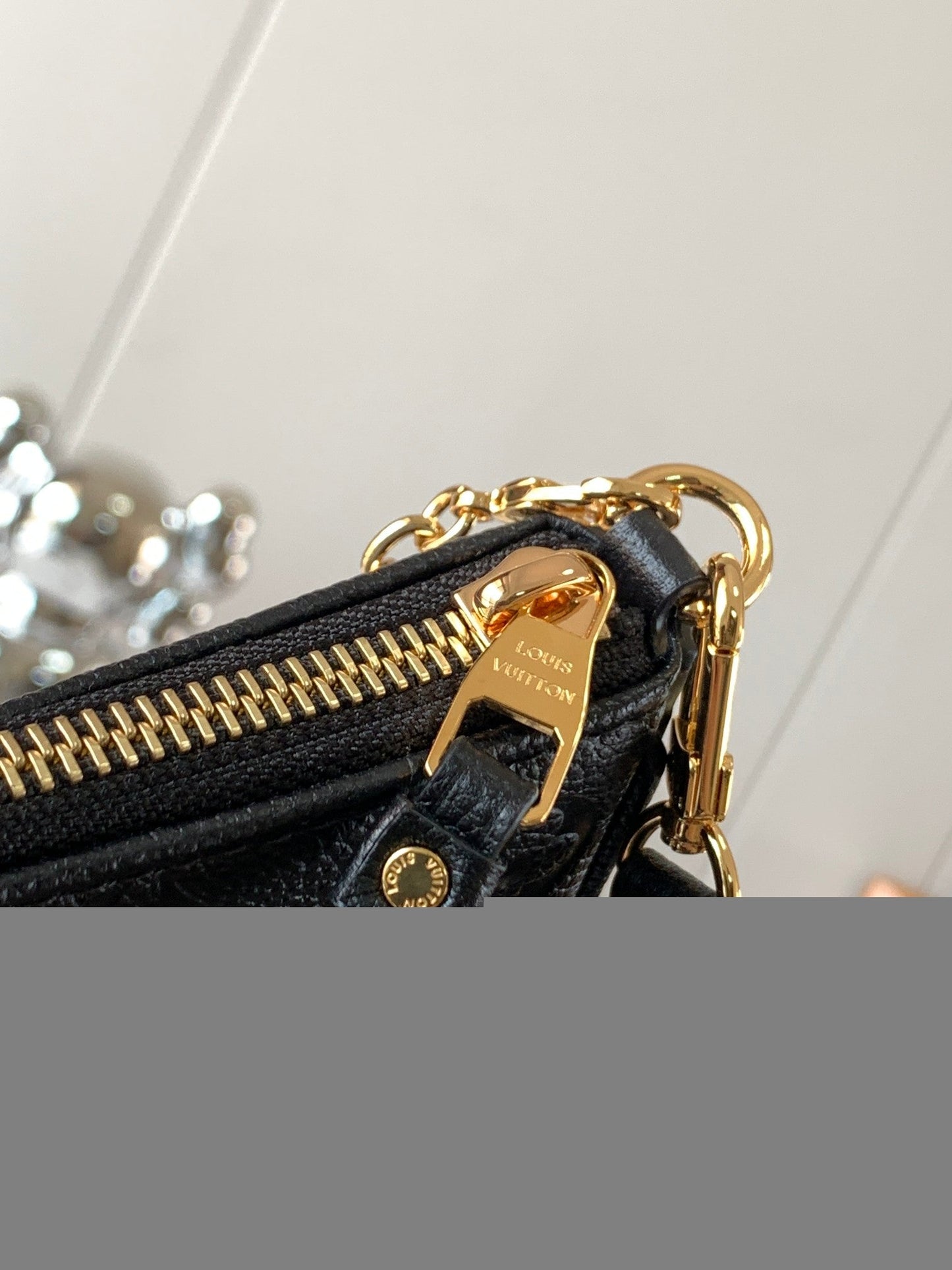 Schultertasche aus geprägtem Leder