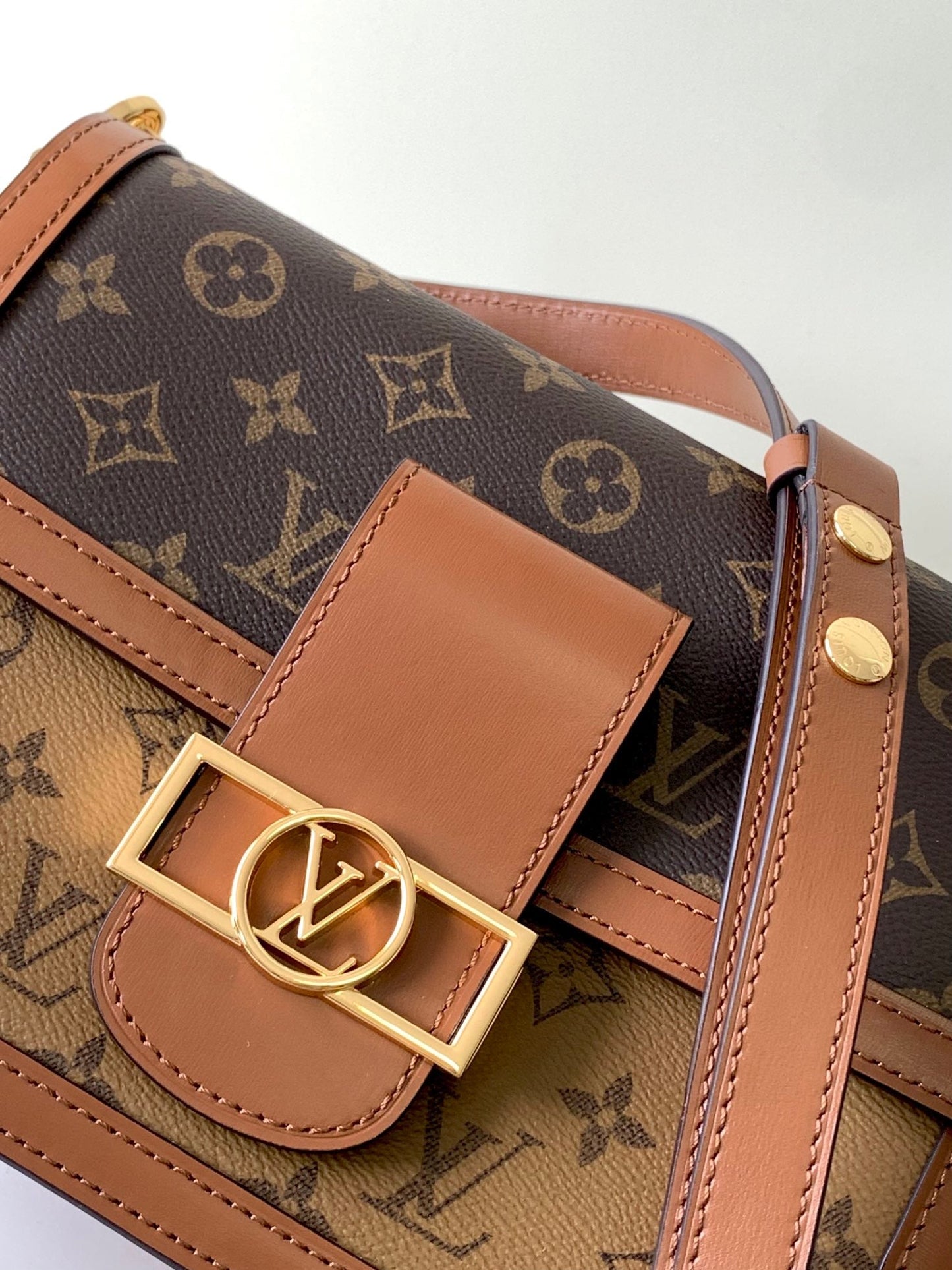Klassische Monogramm-Schultertasche